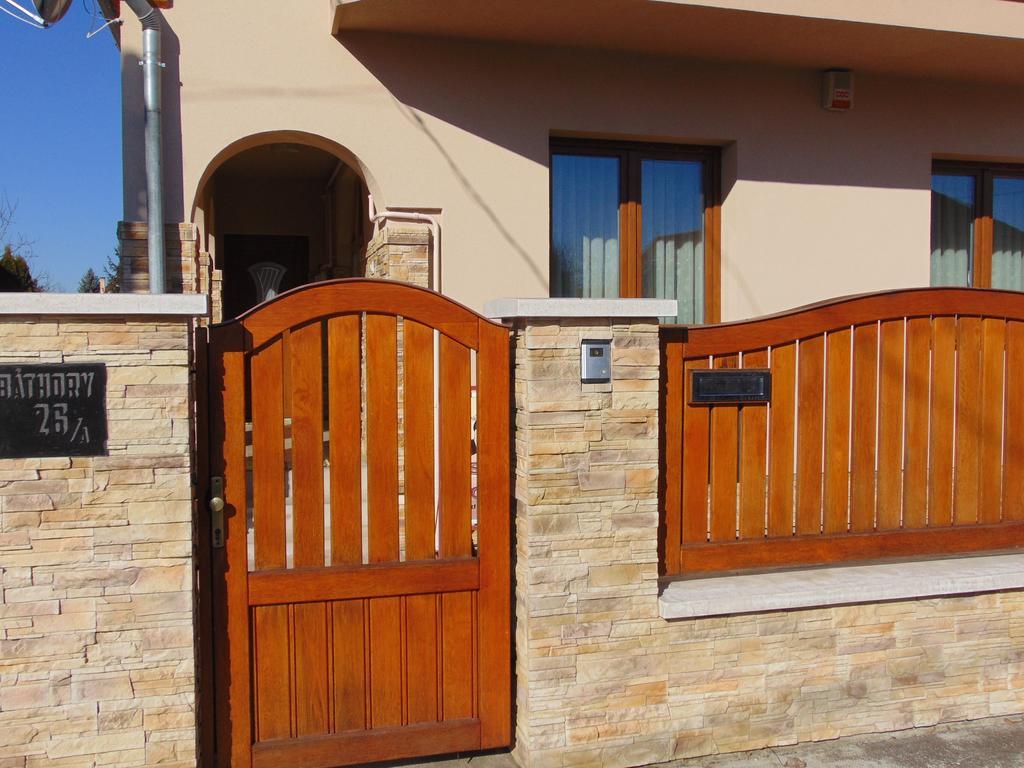 Anna Báthory Apartmanház Hajdúszoboszló Esterno foto