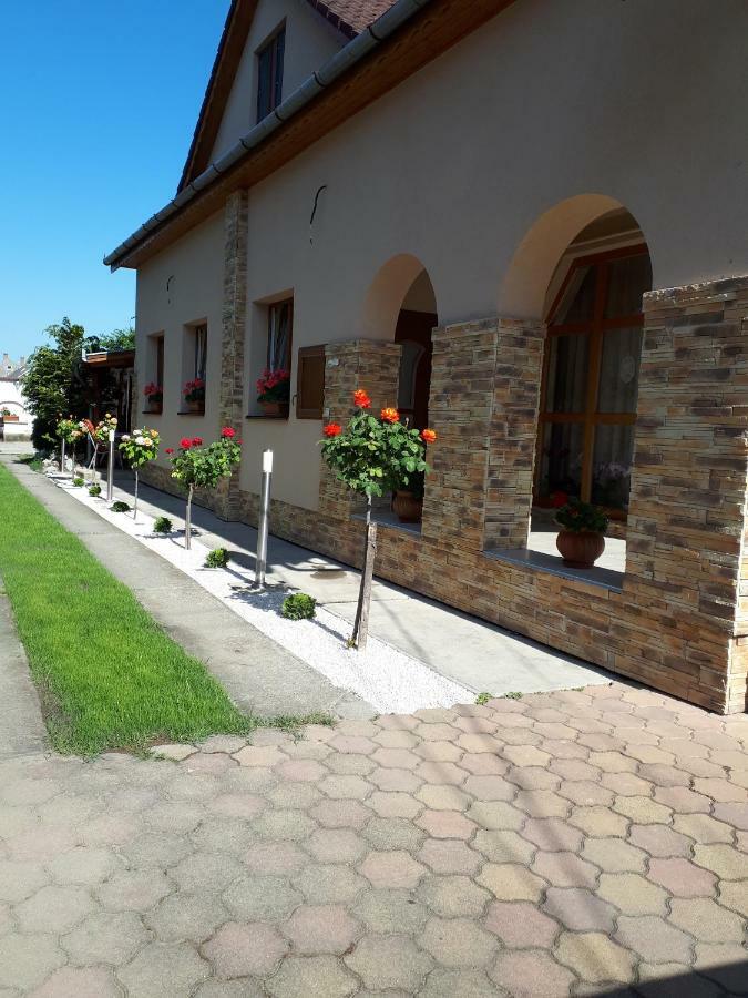 Anna Báthory Apartmanház Hajdúszoboszló Esterno foto